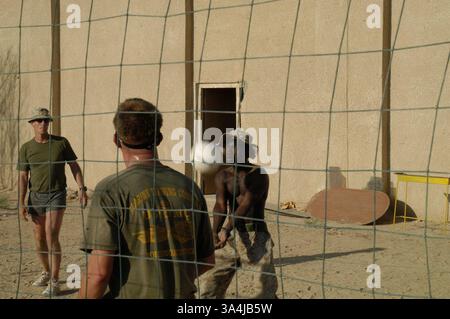 04 juillet 2004 ; Camp Fallujah, Irak ; Sgt PRINCE WITTY, avec la compagnie C, le 1er bataillon de chars, met le ballon lors d'un tournoi de volley-ball au centre de repos et de relaxation. Les Marines, les marins et les soldats de l'équipe de combat régimentaire 1 ont célébré leur dimanche jour de l'indépendance au Camp Fallujah. Banque D'Images