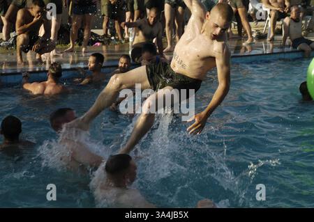 04 juillet 2004 ; Camp Fallujah, Irak ; Marines, les marins et les soldats de l'équipe de combat régimentaire 1 ont apprécié leur journée de l'indépendance dans et hors de la piscine au centre de repos et de relaxation du Camp Fallujah dimanche. Banque D'Images