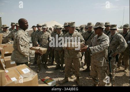 10 juillet 2004 ; Camp Al Asad, Irak ; Cpl RODERICK TOTTON, un entrepôt de ravitaillement vieux de 29 ans, sous-officier en charge de l'équipe de combat régimentaire 7 de Détroit, distribue des colis envoyés par des partisans de l'église de la New Hope Christian Fellowship à Vacaville, Calif. Banque D'Images