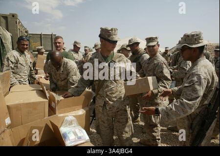 10 juillet 2004 ; Camp Al Asad, Irak ; Marines in Regimental combat Team 7 a reçu des colis envoyés par des partisans de New Hope Christian Fellowship Church à Vacaville, Calif. 10 juillet, au camp Al Asad. Banque D'Images