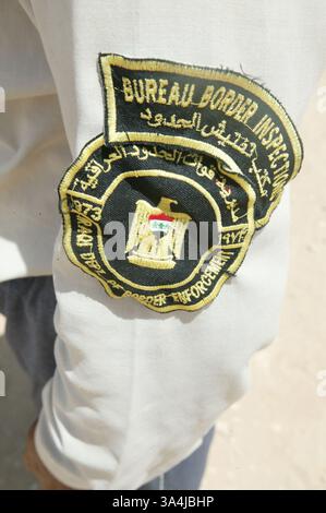 14 juillet 2004 ; Camp Al Asad, Irak ; Marines avec la compagnie B du 3rd Assault Amphibian Battalion a formé la première classe de la police des frontières irakienne. Le cours de 10 jours a offert aux Irakiens une base sur laquelle ils peuvent s'appuyer, leur enseignant le maniement des armes et les arts martiaux ainsi qu'une variété de compétences policières. Banque D'Images