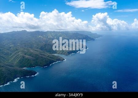 Vue aérienne époustouflante de Hiva Oa dans les îles Marquises, Polynésie française, avec des côtes accidentées, des eaux turquoises, des falaises spectaculaires, et lush Banque D'Images