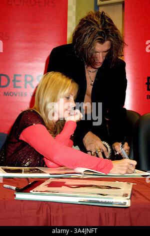 8 octobre 2004 - SIGNATURE DE LIVRE. ''LES GENS QUE NOUS CONNAISSONS, LES CHEVAUX QUE NOUS AIMONS''. AUX BORDERS LIVRES COLUMBUS CIRCLE. 8 OCTOBRE 2004.K39862TM. TRICIA MEADOWS / 2004.JOE PERRY(AEROSMITH) ET SA FEMME BILLIE(crédit image : © Globe photos/ZUMAPRESS.com) Banque D'Images