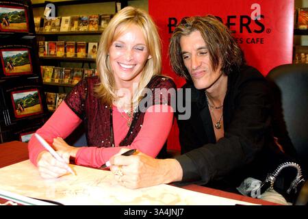 8 octobre 2004 - SIGNATURE DE LIVRE. ''LES GENS QUE NOUS CONNAISSONS, LES CHEVAUX QUE NOUS AIMONS''. AUX BORDERS LIVRES COLUMBUS CIRCLE. 8 OCTOBRE 2004.K39862TM. TRICIA MEADOWS / 2004.JOE PERRY(AEROSMITH) ET SA FEMME BILLIE(crédit image : © Globe photos/ZUMAPRESS.com) Banque D'Images