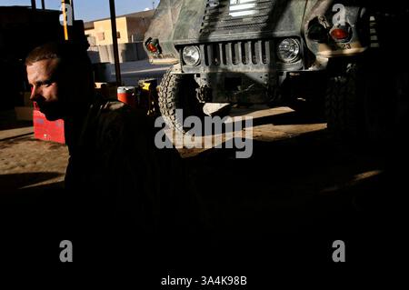 01 nov. 2005 ; Habaniya, IRAK ; Texas National Guardsman Cor. William Fox d'Azle emballe ses outils au parc automobile de la base aérienne de Taqaddum en Irak, le mardi 1er novembre 2005. Crédit obligatoire : photo de Nicole Fruge/San Antonio Express-News/ZUMA Press. (©) Copyright 2005 par Nicole Fruge/San Antonio Express-News Banque D'Images