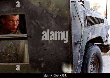 01 nov. 2005 ; Habaniya, IRAK ; Texas National Guardsman Cor. William Fox d'Azle travaille sur les bris d'un Hummer au parc automobile de la base aérienne de Taqaddum en Irak, mardi 1er novembre 2005. Crédit obligatoire : photo de Nicole Fruge/San Antonio Express-News/ZUMA Press. (©) Copyright 2005 par Nicole Fruge/San Antonio Express-News Banque D'Images