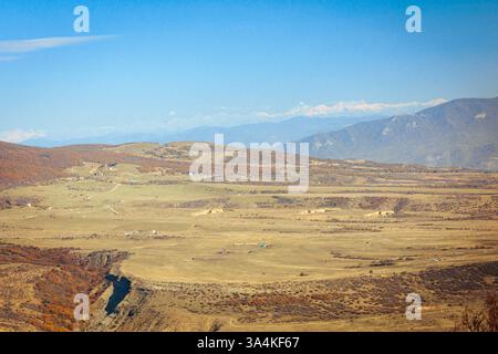 Paysage d'automne près de Tsodoreti et Tbilissi, avec des champs ouverts, des collines ondulantes et des montagnes lointaines sous un ciel bleu clair. Un sce paisible de midi Banque D'Images