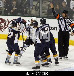 Dec. 31, 2007 - Niklas Hagman (15) des Stars de Dallas le mélange avec quelques membres des Predators de Nashville au cours de la deuxième période au American Airlines Center à Dallas, Texas, lundi 31 décembre 2007. (Brian Lawdermilk/Fort Worth Star-Telegram/MCT) (image crédit : © Brian Lawdermilk/MCT/ZUMAPRESS.com) Banque D'Images