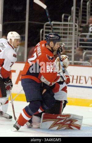 2 janvier 2008 - les Capitals de Washington Michael Nylander (92) entrent en collision avec le gardien de but des sénateurs d'Ottawa Ray Emery en dehors du but des sénateurs pendant la deuxième période. Les Capitals ont battu les sénateurs, 6-3, au Verizon Center à Washington, D.C. le mardi 1er janvier 2008. (Chuck Myers/MCT) (crédit image : © Chuck Myers/MCT/ZUMAPRESS.com) Banque D'Images