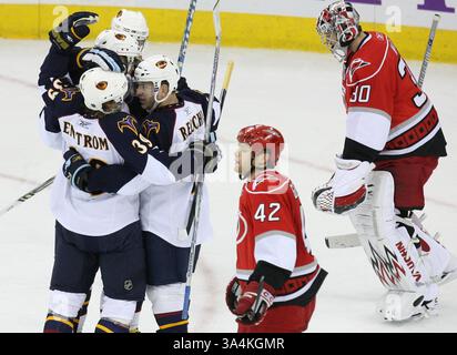 2 janvier 2008 - le gardien des Hurricanes de Caroline Cam Ward et Tim Gleason (42 ans) quittent la glace alors que les Thrashers d'Atlanta célèbrent une victoire en prolongation de 5-4 au Centre RBC le mercredi 2 janvier 2008. (Jason Arthurs/Raleigh News & observer/MCT) (crédit image : © Jason Arthurs/MCT/ZUMAPRESS.com) Banque D'Images