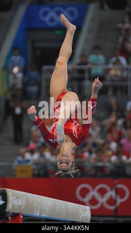 13 août 2008 - Alicia Sacramone, des États-Unis, participe à la finale par équipe féminine le mercredi 13 août 2008, aux Jeux de la XXIXe Olympiade à Beijing, en Chine. (Joe Rimkus Jr./Miami Herald/MCT) (image crédit : © Joe Rimkus/MCT/ZUMAPRESS.com) Banque D'Images