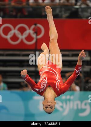 13 août 2008 - Alicia Sacramone, des États-Unis, participe à la finale par équipe féminine le mercredi 13 août 2008, aux Jeux de la XXIXe Olympiade à Beijing, en Chine. (Jeff Siner/Charlotte observer/MCT) (image de crédit : © Jeff Siner/MCT/ZUMAPRESS.com) Banque D'Images