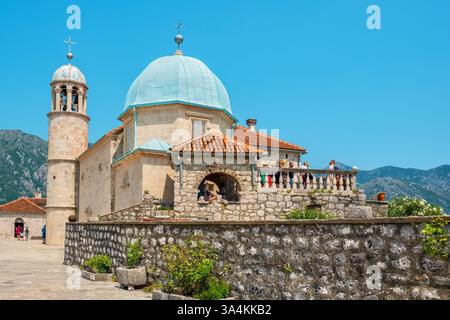 Groupe touristique en visite guidée à Our Lady of the Rocks Island. Perast, Monténégro Banque D'Images