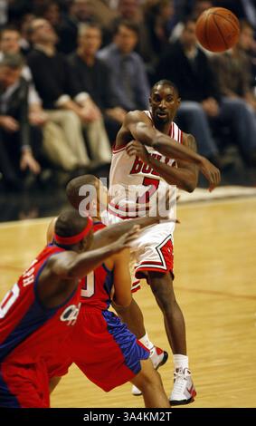 17 décembre 2008 - Ben Gordon des Chicago Bulls passe devant Eric Gordon et Zach Randolph des Los Angeles Clippers lors du premier quart d'action au United Center de Chicago, Illinois, mardi 17 décembre 2008. Les Clippers ont battu les Bulls, 109-106. (Scott Strazzante/Chicago Tribune/MCT) (image crédit : © Scott Strazzante/MCT/ZUMAPRESS.com) Banque D'Images