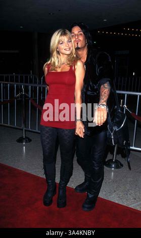 JANVIER 1, 2011 - K11134TR.GREAT EXPECTATIONS PREMIÈRE À LOS ANGELES, CA 20/01/1998.DONNA D'ERRICO ET NIKKI SIXX. TOM RODRIGUEZ/ PHOTOS(crédit image : © Globe photos/ZUMAPRESS.com) Banque D'Images