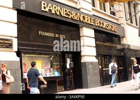 JAN. 1, 2011 - K38472TM.BARNES ET LES LIBRAIRES NOBLES. TRICIA MEADOWS/ BARNES ET LIBRAIRIE NOBLE SUR LA CINQUIÈME AVENUE ET la 18e rue(crédit image : © Globe photos/ZUMAPRESS.com) Banque D'Images
