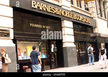 JAN. 1, 2011 - K38472TM.BARNES ET LES LIBRAIRES NOBLES. TRICIA MEADOWS/ BARNES ET LIBRAIRIE NOBLE SUR LA CINQUIÈME AVENUE ET la 18e rue(crédit image : © Globe photos/ZUMAPRESS.com) Banque D'Images