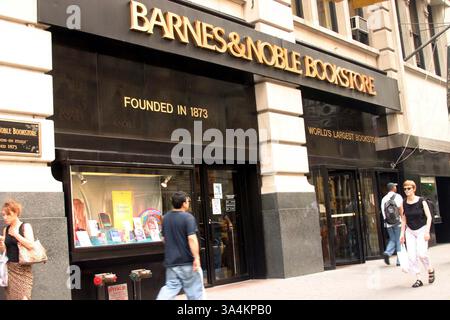 JAN. 1, 2011 - K38472TM.BARNES ET LES LIBRAIRES NOBLES. TRICIA MEADOWS/ BARNES ET LIBRAIRIE NOBLE SUR LA CINQUIÈME AVENUE ET la 18e rue(crédit image : © Globe photos/ZUMAPRESS.com) Banque D'Images