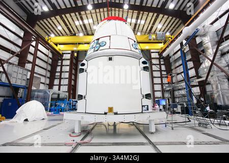 15 janvier 2013 - les technologies d'exploration spatiale, ou SpaceX, le vaisseau spatial Dragon se trouve à l'intérieur d'un hangar de traitement à Cape Canaveral Air Force Station..Dragon se prépare à ravitailler la station, Cape Canaveral Air Force Station, Floride, Amérique - 2013..les équipes venaient d'installer les carénages de panneaux solaires du vaisseau spatial. La NASA et ses partenaires internationaux visent vendredi 1er mars comme date de lancement du prochain vol de ravitaillement de fret vers la Station spatiale internationale par SpaceX. Le lancement est prévu pour 10h10 HNE depuis le Space Launch Complex 40 à la station aérienne de Cape Canaveral en Floride. Espace Banque D'Images