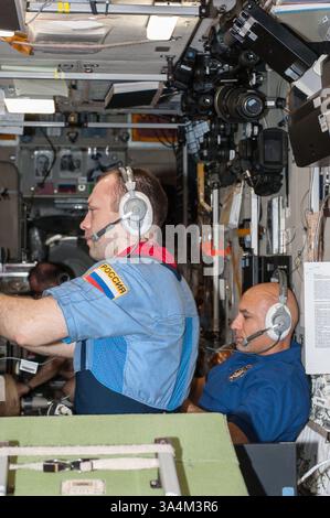 15 juin 2013 - les ingénieurs de vol de l'expédition 36 Alexander Misurkin (à gauche) avec l'Agence spatiale fédérale russe (Roscosmos) et Luca Parmitano de l'Agence spatiale européenne, avec l'aide des communications en bande Ku, surveillent l'approche du véhicule de transfert automatisé 4 (ATV-4) de l'ESA depuis le module de service Zvezda..le véhicule de transfert automatisé 4 (ATV-4) de l'Agence spatiale européenne, quais Albert Einstein avec la Station spatiale internationale - 15 juin 2013..déplacer de l'ancien commandant de terrain Chris Hadzda ces superbes photos illustrent l'approche de l'Automated de l'Agence spatiale européenne Banque D'Images