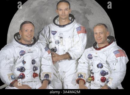 26 juin 2013 - L'équipage Apollo 11 Prime. Portrait de l'équipage principal de la mission d'atterrissage lunaire Apollo 11. De gauche à droite, ils sont : le commandant NEIL A. ARMSTRONG, le pilote du module de commande MICHAEL COLLINS, et le pilote du module lunaire EDWIN E. ALDRIN JR. Le 20 juillet 1969 à 16h18, EDT le module lunaire ''Aigle'' a atterri dans une région de la Lune appelée la Mare Tranquillitatis, également connue sous le nom de mer de tranquillité. Après avoir sécurisé son vaisseau spatial, Armstrong a transmis par radio à la Terre : ''Houston, Tranquility base Here, The Eagle a atterri''. À 22h56 ce soir-là et vu par un te mondial Banque D'Images
