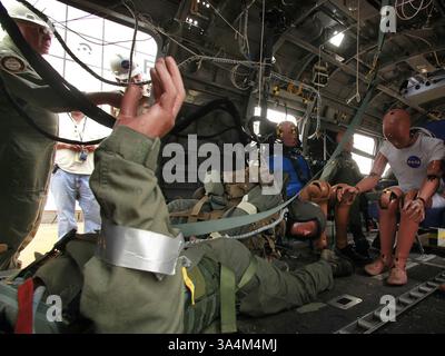 28 août 2013 - la NASA s'est écrasée un hélicoptère mercredi (28 août) - mais heureusement, c'était exprès..... Les ingénieurs du Langley Research Center de la NASA à Hampton, en Virginie, ont largué un vieux fuselage d'hélicoptère Marine CH-46E rempli de 15 occupants fictifs d'une hauteur d'environ 30 pieds..... L'exercice consistait à tester des sièges et des ceintures de sécurité améliorés et à recueillir des données sur les chances de survivre à un accident d'hélicoptère... ..des câbles ont été utilisés pour hisser le fuselage de l'hélicoptère avec ses faux passagers dans les airs et le balancer au sol, un peu comme un pendule. Il voyageait à 30 mph quand les dispositifs pyrotechniques se séparent Banque D'Images
