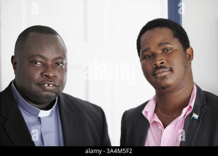 28 janvier 2014 - Lumberton, NJ, Etats-Unis - le Père Peter Konteh, à gauche, directeur exécutif de Caritas Freetown, et Ishmeal Alfred Charles, directeur exécutif de Healey International relief Foundation, sont venus de Sierra Leone aux bureaux de la fondation à Lumberton, New Jersey, pour discuter de l’épidémie d’Ebola. (Crédit image : © Michael S. Wirtz/MCT/ZUMA Wire) Banque D'Images
