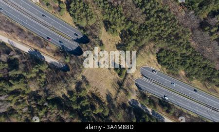 vue aérienne de haut en bas du passage de la vie sauvage au-dessus de l'autoroute. Pays-Bas. Banque D'Images