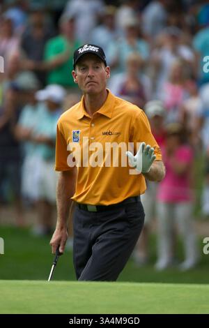 23 août 2014 - Paramus, New Jersey, U. S - 23 août 2014 : Jim Furyk (USA) salue la foule sur le 18ème green lors de la troisième manche du Barclays Fed ex Championship au Ridgewood Country Club à Paramus, NJ Crédit obligatoire : Kostas Lymperopoulos/csm (crédit image : © Kostas Lymperopoulos/Cal Sport Media/ZUMAPRESS.com) Banque D'Images