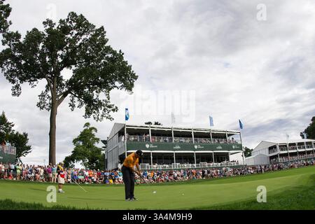 23 août 2014 - Paramus, New Jersey, U. S - 23 août 2014 : Jim Furyk (USA) lance un coup de poteau sur le 17e trou lors de la troisième manche du Barclays Fed ex Championship au Ridgewood Country Club à Paramus, NJ Crédit obligatoire : Kostas Lymperopoulos/csm (crédit image : © Kostas Lymperopoulos/Cal Sport Media/ZUMAPRESS.com) Banque D'Images