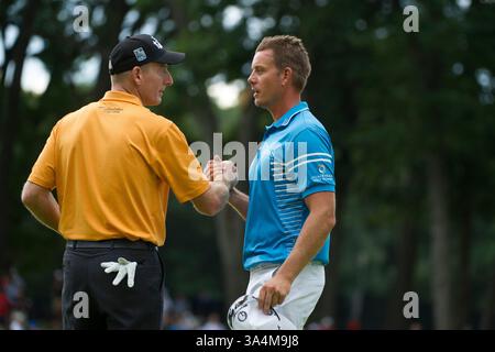 23 août 2014 - Paramus, New Jersey, U. S - 23 août 2014 : Jim Furyk (USA) et Henrik Stenson (SWE) se serrent la main après avoir terminé leur tour lors de la troisième manche du Barclays Fed ex Championship au Ridgewood Country Club à Paramus, NJ Crédit obligatoire : Kostas Lymperopoulos/csm (crédit image : © Kostas Lymperopoulos/Cal Sport Media/ZUMAPRESS.com) Banque D'Images