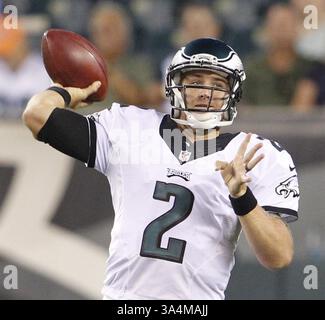 28 août 2014 - Philadelphie, PA, États-Unis - Matt Barkley des Philadelphia Eagles lance le football dans le premier quart contre les jets de New York au Lincoln Financial Field à Philadelphie le jeudi 28 août 2014. (Crédit image : © Ron Cortes/MCT/ZUMA Wire) Banque D'Images