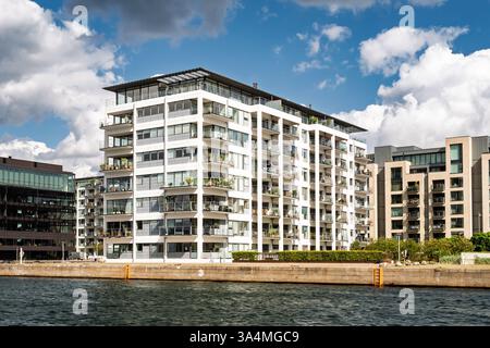 Bâtiments résidentiels modernes avec vue sur le front de mer dans le quartier Islands Brygge, Copenhague, Danemark Banque D'Images