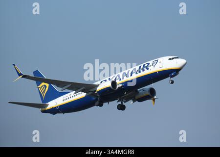 Le Boeing 737-800 de Ryanair décolle en mars 2025 Banque D'Images