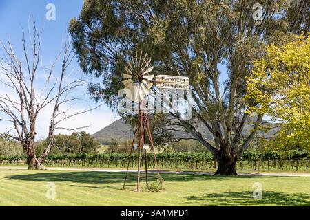 Moulin à vent en métal dans un vignoble de Mudgee en Australie. Banque D'Images