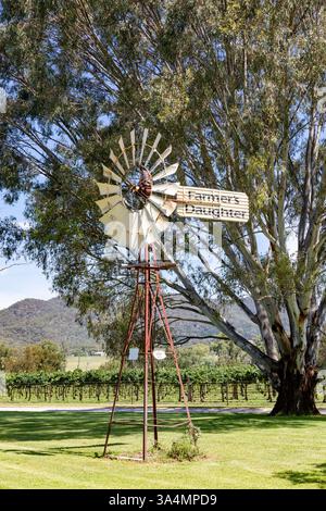 Moulin à vent en métal dans un vignoble de Mudgee en Australie. Banque D'Images