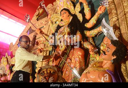 NEW DELHI, INDE â€“SEPTEMBRE 29 : artiste donne la touche finale à l’idole de la Déesse Durga lors du festival Navratra, à New Delhi. (Crédit image : © India Today/ZUMA Wire) Banque D'Images