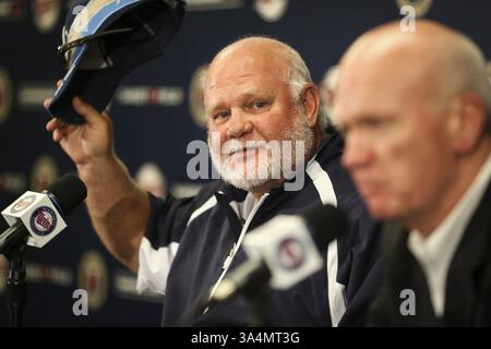 Le 29 septembre 2014 - Minneapolis (Minnesota), États-Unis - RON Gardenhe, directeur des Twins du Minnesota, enlève son chapeau en bouffon lors d'une conférence de presse avec le directeur général des Twins, TERRY RYAN, à droite, qui a annoncé que les Twins remplaceraient Gardenhire à Target Field. (Crédit image : © Renee Jones Schneider/MCT/ZUMA Wire) Banque D'Images