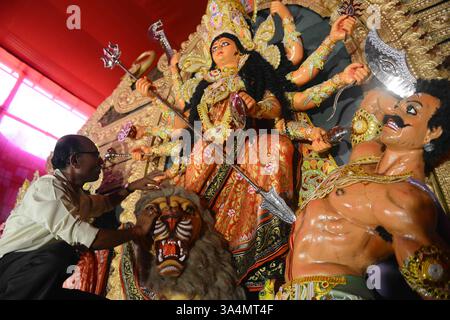 NEW DELHI, INDE â€“SEPTEMBRE 29 : artiste donne la touche finale à l’idole de la Déesse Durga lors du festival Navratra, à New Delhi. (Crédit image : © India Today/ZUMA Wire) Banque D'Images