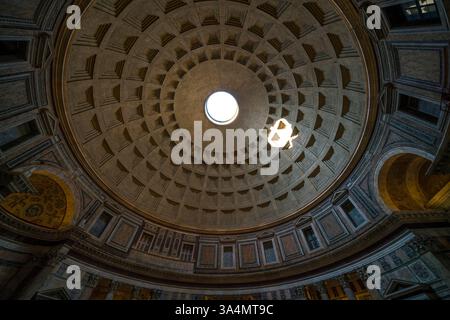 La lumière brille à travers l'oculus du Panthéon à Rome en Italie. Banque D'Images