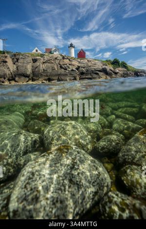 Vue sous-marine surplombant un phare historique le long de la côte nord-est des États-Unis. Banque D'Images