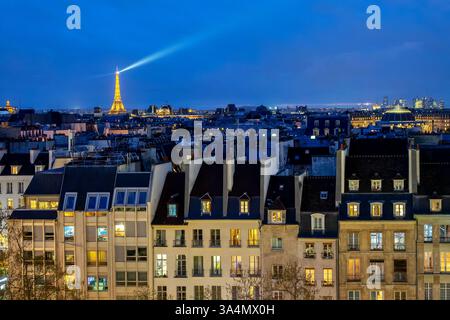 Paris de nuit, vue aérienne depuis le Centre Pompidou (ou Beaubourg), lumières de la tour Eiffel et balise Banque D'Images