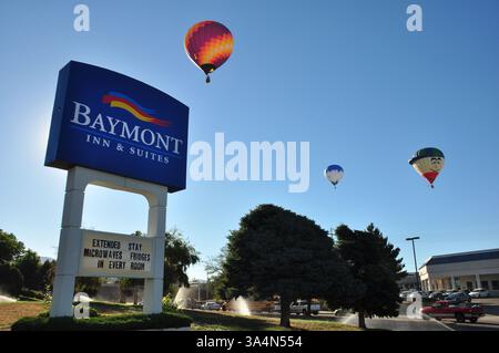 4 octobre 2014 - Albuquerque, Nouveau-Mexique, États-Unis - ALBUQUERQUE, NM : certaines des centaines de montgolfières survolent le Baymont Inn and Suites à Albuquerque, NM lors de la Fiesta internationale des montgolfières d'Albuquerque samedi matin 4 octobre 2014. La Balloon Fiesta est un événement de neuf jours, et compte environ 750 ballons. L'événement est le plus grand festival de montgolfières au monde. CRÉDIT : Kevin P. Coughlin/Zuma Press (crédit image : © Kevin Coughlin/ZUMA Wire) Banque D'Images