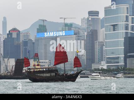 4 octobre 2014 - Hong Kong, CHN - Wat, un natif de Hong Kong âgé de 24 ans, bâtons d'encens légers au temple Tin Hau, sur Temple Street dans le district de Yau ma Tei de Kowloons le 4 octobre 2014 à Hong Kong. Le temple est populaire auprès des fidèles, même en période de protestation, avec la principale zone d'occupation de Mongkok à quelques pâtés de maisons. (Crédit image : © Chris Stowers/MCT/ZUMA Wire) Banque D'Images