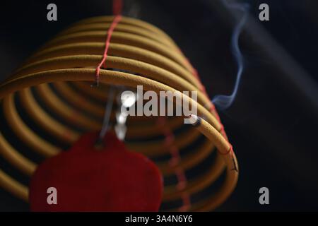 4 octobre 2014 - Hong Kong, CHN - le bâton d'encens brûle au temple de Tin Hau, sur Temple Street dans le quartier de Yau ma Tei de Kowloons à Hong Kong est populaire auprès des fidèles, même en période de protestation, avec la principale zone d'occupation de Mongkok à quelques pâtés de maisons. (Crédit image : © Chris Stowers/MCT/ZUMA Wire) Banque D'Images