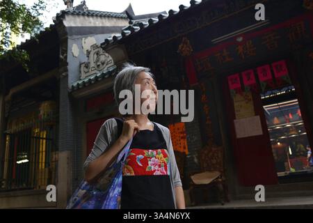 4 octobre 2014 - Hong Kong, CHN - Freda Chan, 52 ans, s'arrête sur sa deuxième visite au temple Tin Hau, sur Temple Street dans le district de Yau ma Tei de Kowloons le 4 octobre 2014 à Hong Kong. Le temple est populaire auprès des fidèles, même pendant ces périodes de protestation, avec la principale zone d'occupation de Mongkok à quelques pâtés de maisons. (Crédit image : © Chris Stowers/MCT/ZUMA Wire) Banque D'Images