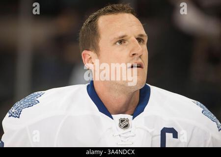 12 octobre 2014 : le défenseur des Maple Leafs de Toronto, Dion Phaneuf (3), regarde avant le match entre les Rangers de New York et les Maple Leafs de Toronto au Madison Square Garden à Manhattan, New York . Les Maple Leafs de Toronto battent les Rangers de New York 6-3. Crédit obligatoire : Kostas Lymperopoulos/CSM (crédit image : © Kostas Lymperopoulos/Cal Sport Media/ZUMAPRESS.com) Banque D'Images