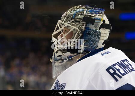 12 octobre 2014 : le gardien des Maple Leafs de Toronto James Reimer (34) regarde avant le match entre les Rangers de New York et les Maple Leafs de Toronto au Madison Square Garden à Manhattan, New York . Les Maple Leafs de Toronto battent les Rangers de New York 6-3. Crédit obligatoire : Kostas Lymperopoulos/CSM (crédit image : © Kostas Lymperopoulos/Cal Sport Media/ZUMAPRESS.com) Banque D'Images