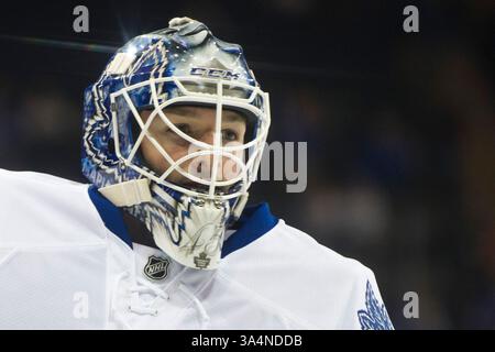 12 octobre 2014 : le gardien des Maple Leafs de Toronto Jonathan Bernier (45 ans) regarde avant le match entre les Rangers de New York et les Maple Leafs de Toronto au Madison Square Garden à Manhattan, New York . Les Maple Leafs de Toronto battent les Rangers de New York 6-3. Crédit obligatoire : Kostas Lymperopoulos/CSM (crédit image : © Kostas Lymperopoulos/Cal Sport Media/ZUMAPRESS.com) Banque D'Images