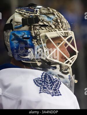 12 octobre 2014 : James Reimer (34 ans), gardien des Maple Leafs de Toronto, regarde pendant le match entre les Rangers de New York et les Maple Leafs de Toronto au Madison Square Garden à Manhattan, New York . Les Maple Leafs de Toronto battent les Rangers de New York 6-3. Crédit obligatoire : Kostas Lymperopoulos/CSM (crédit image : © Kostas Lymperopoulos/Cal Sport Media/ZUMAPRESS.com) Banque D'Images